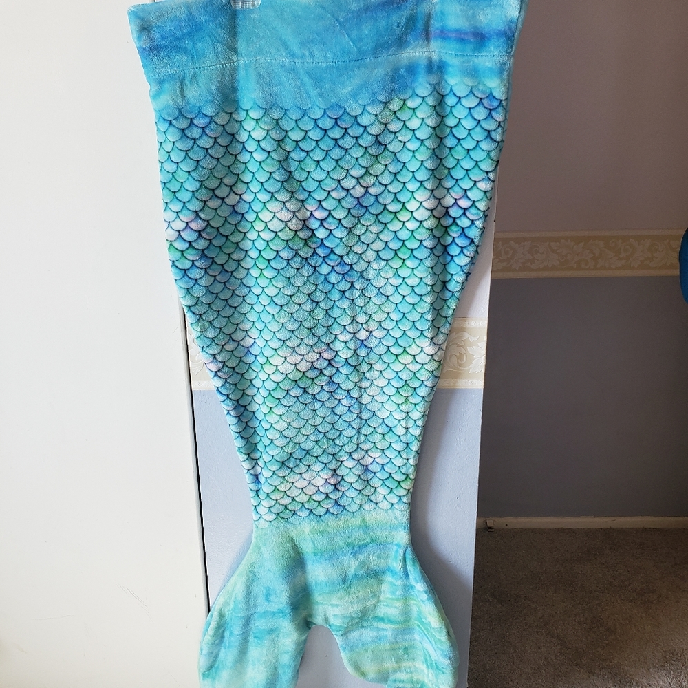 Comfy Tails Mermaid Blanket